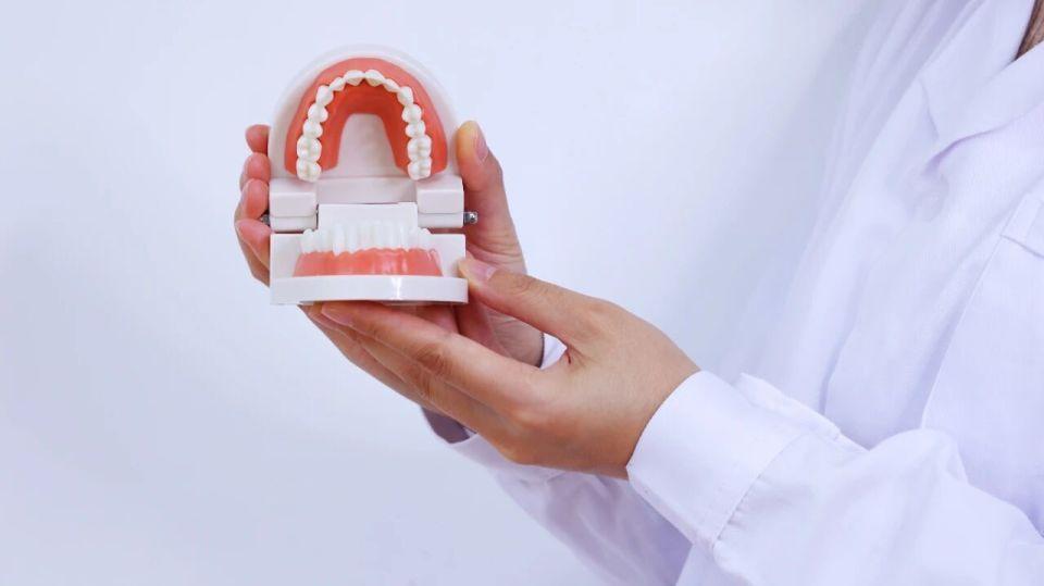 容易导致牙龈萎缩的4大原因，如果能及时改，老了也不用担心