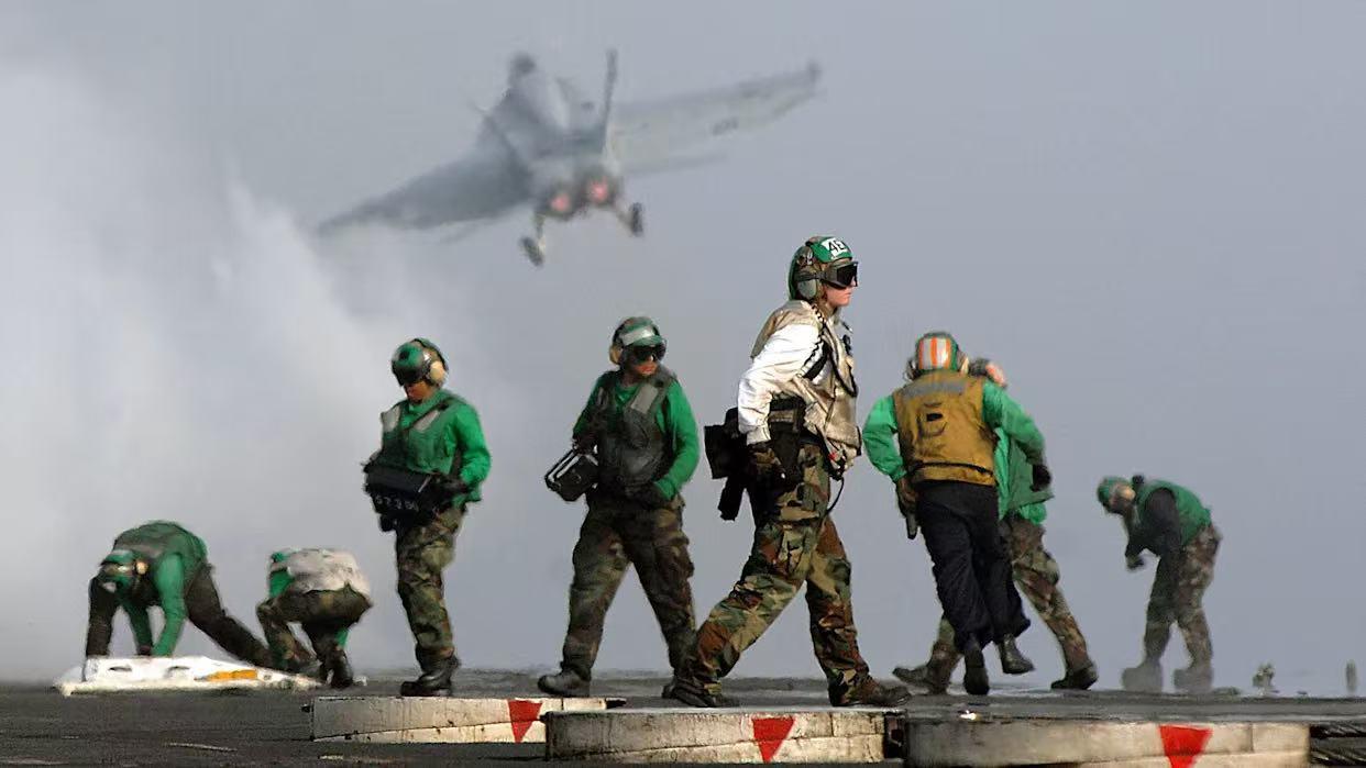 美航母打击群红海执行任务发生友军误击：F/A-18F战机被击