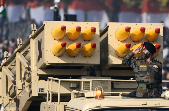 印度首次试射“皮纳卡”远程制导火箭弹 最大射程达120公里